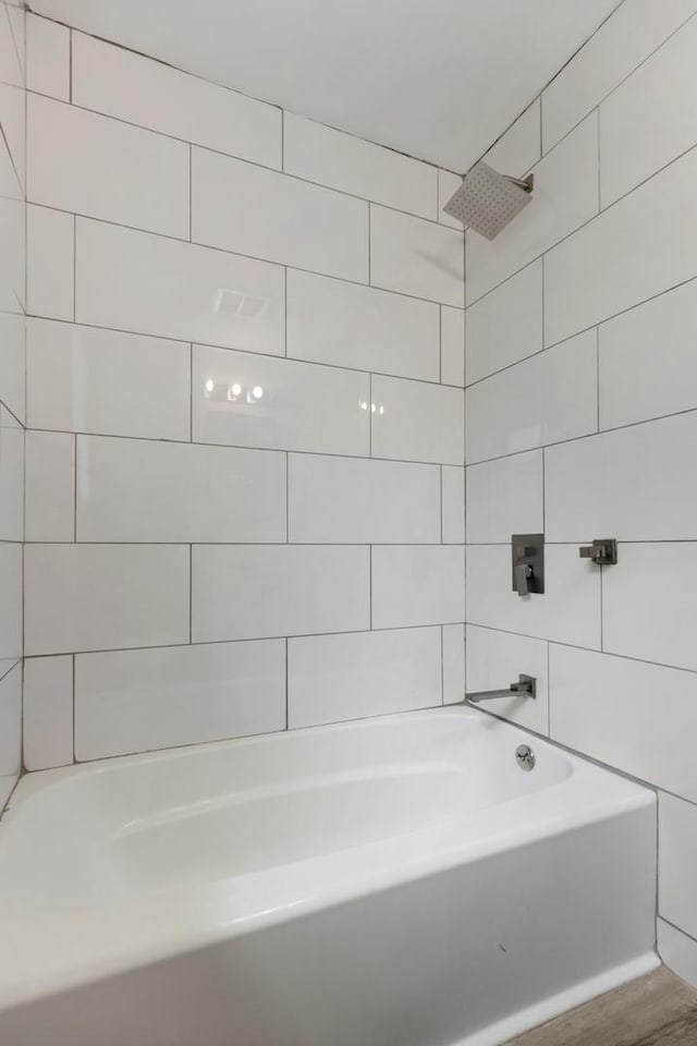 bathroom with tiled shower / bath combo