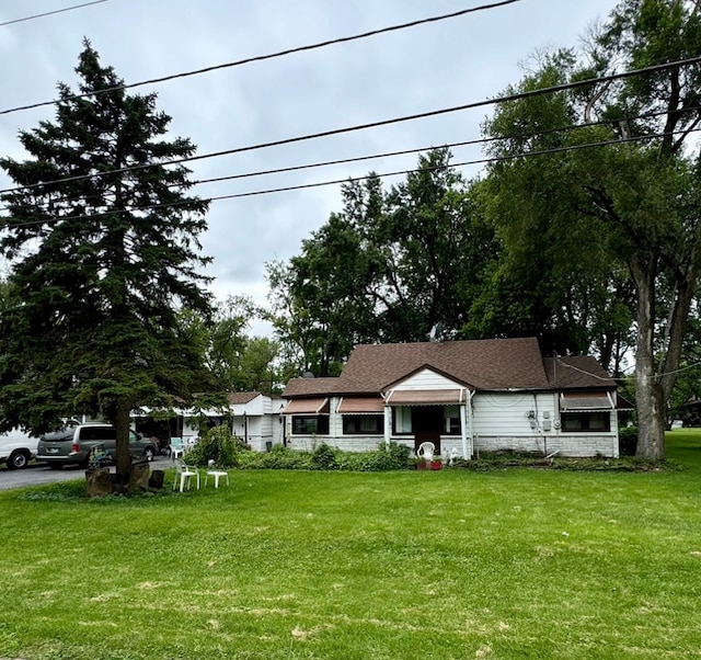 view of front facade with a front lawn