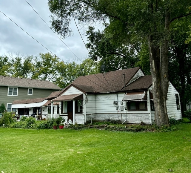 back of house featuring a lawn