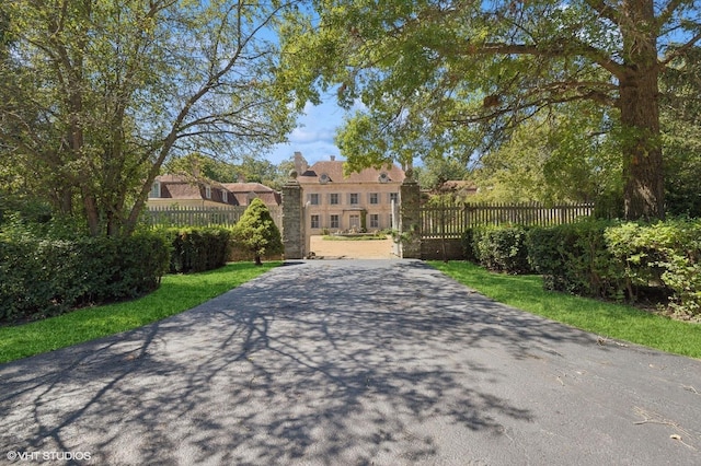 view of front of house featuring a fenced front yard and driveway
