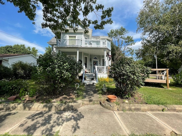 victorian home featuring a balcony