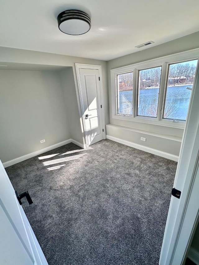 unfurnished room featuring carpet