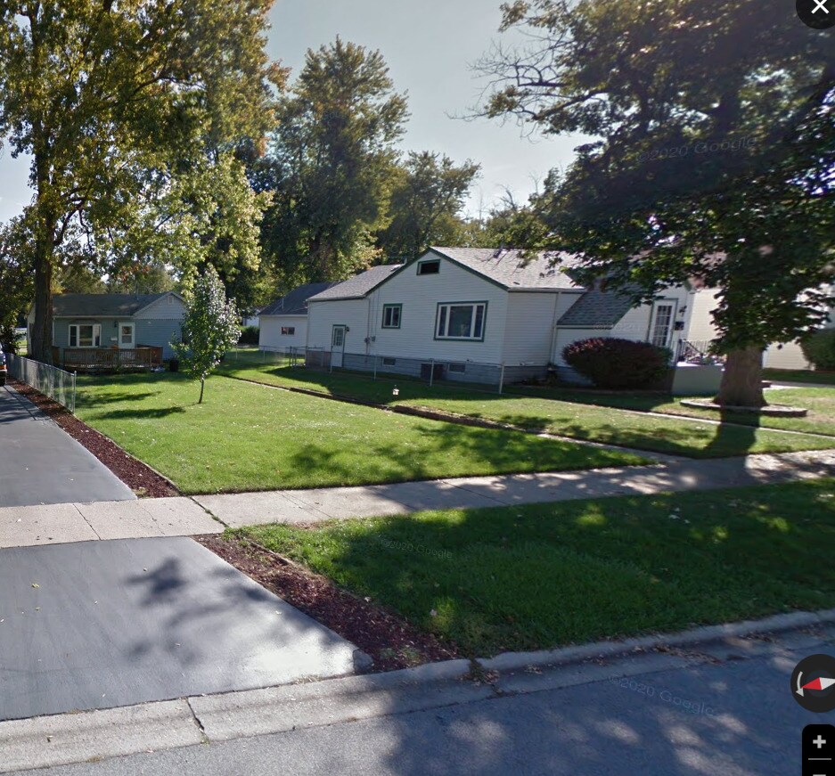 view of front of home featuring a front yard