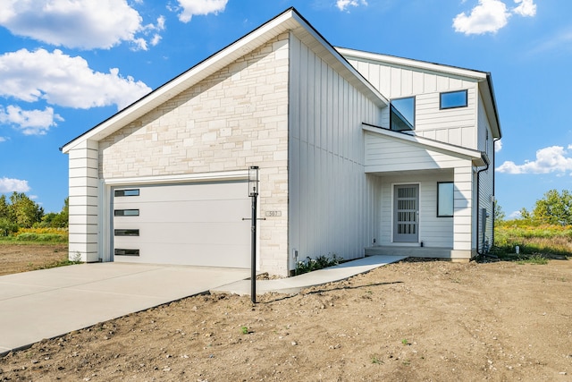 view of front of property featuring a garage