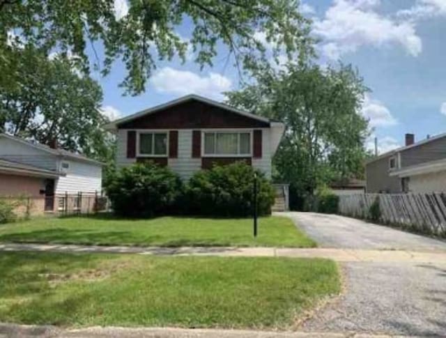 view of front of home featuring a front yard