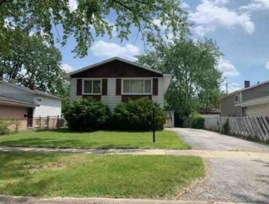 16423 Marshfield Ave, Markham, IL 60428 - view of front of home with fence, driveway, and a front yard