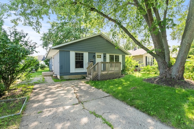 view of front of property with a front yard