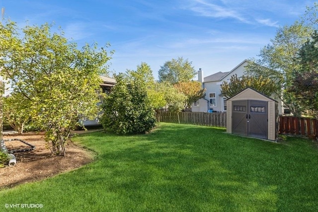 view of yard featuring a storage shed