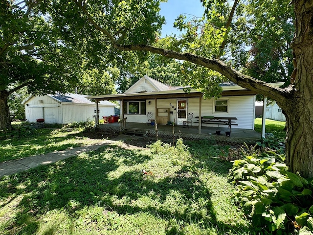 view of front of home featuring a front yard, a patio area, and fence