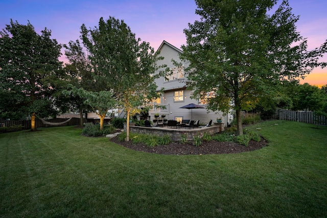 view of yard at dusk