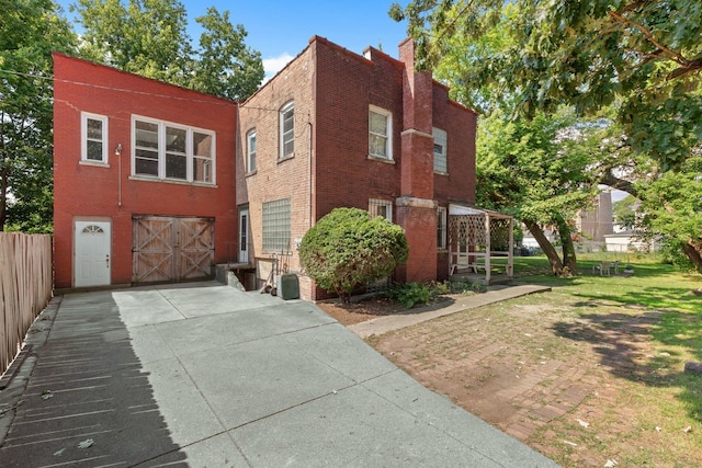 view of front facade featuring a front lawn and a garage