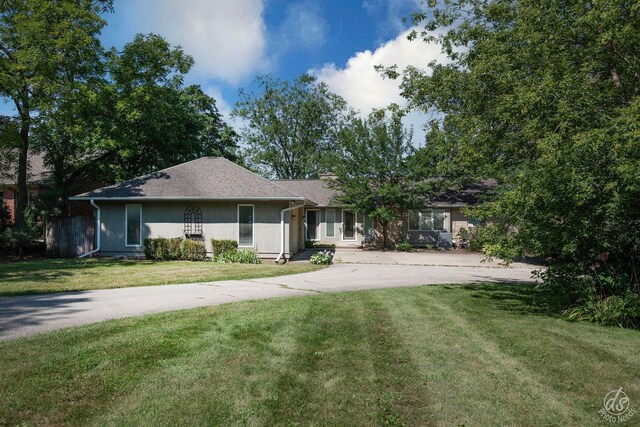 ranch-style home featuring a front lawn