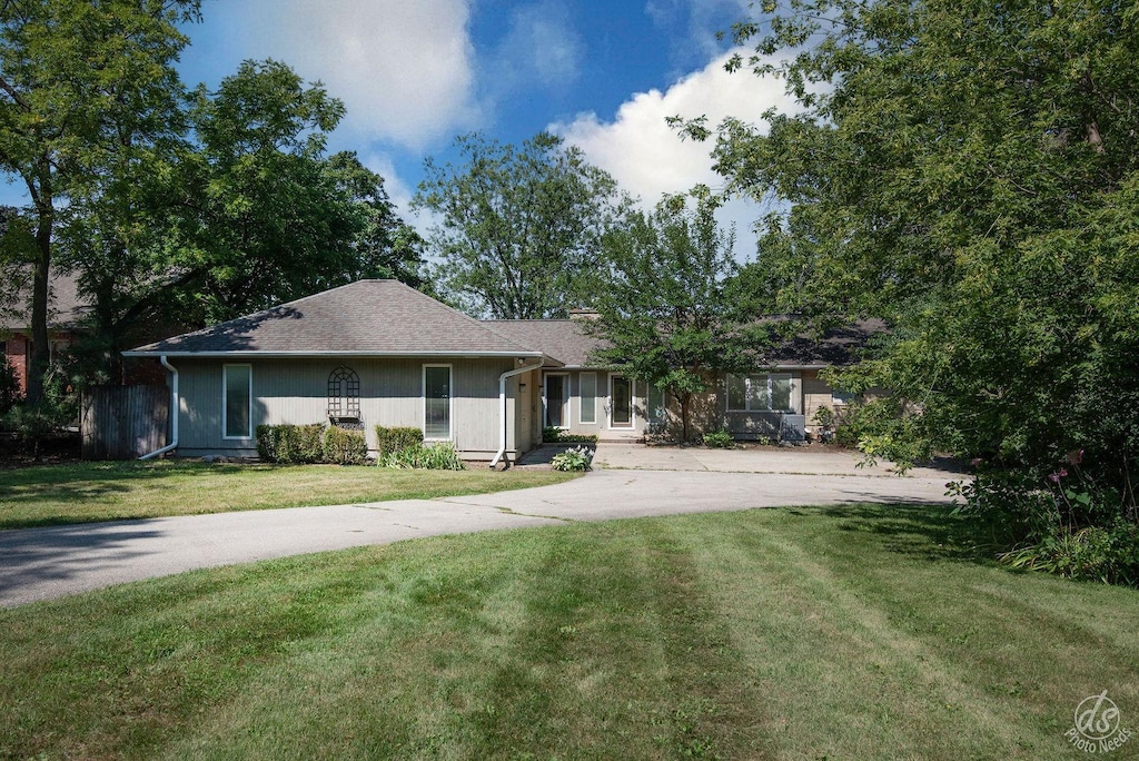 ranch-style home featuring a front lawn