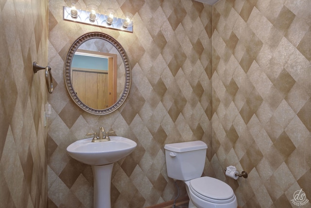 bathroom featuring toilet and sink