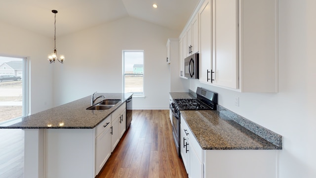 kitchen featuring appliances with stainless steel finishes, hardwood / wood-style floors, a center island with sink, sink, and plenty of natural light