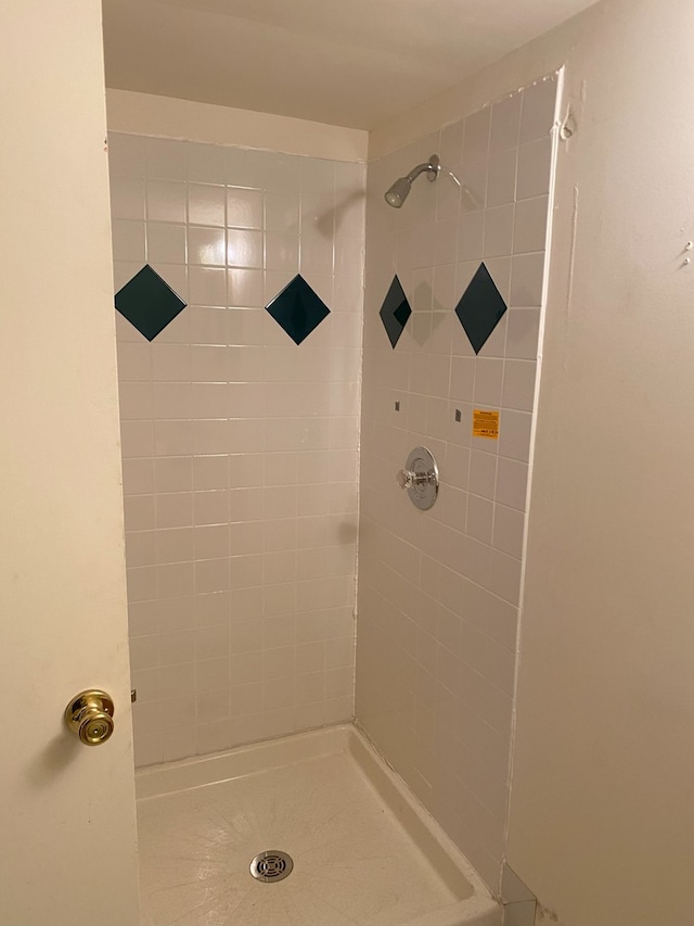 8315 S Dante Ave, Chicago, IL 60619 - bathroom featuring a tile shower