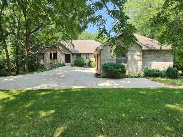 single story home featuring a front lawn