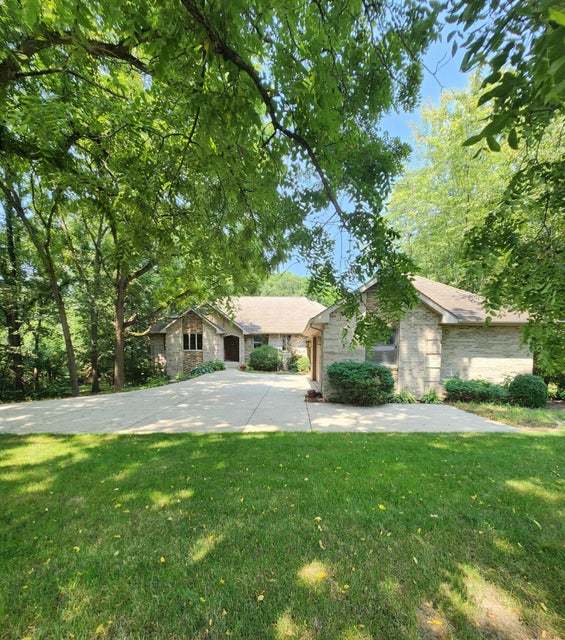 view of front of home featuring a front yard