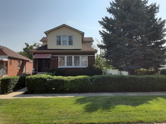 view of front of home featuring a front lawn