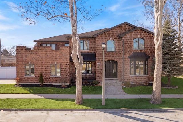 view of front of house featuring a front lawn