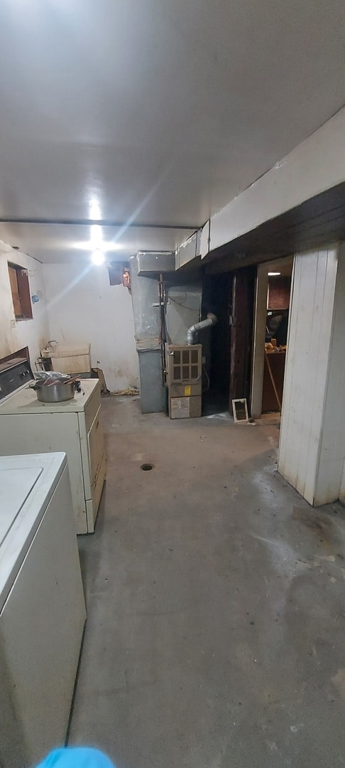 basement featuring washing machine and clothes dryer