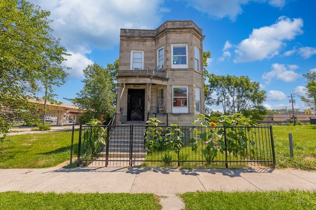 view of front of property with a front yard