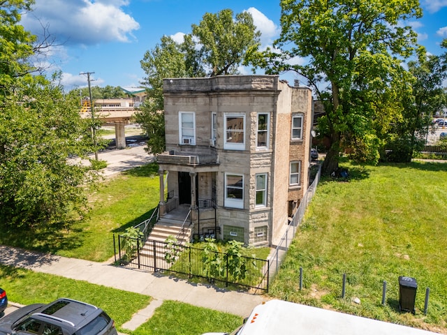 view of front facade featuring a front yard