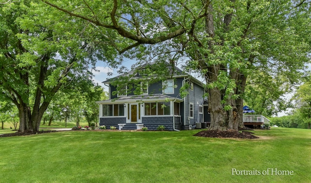 view of front of house featuring a front yard