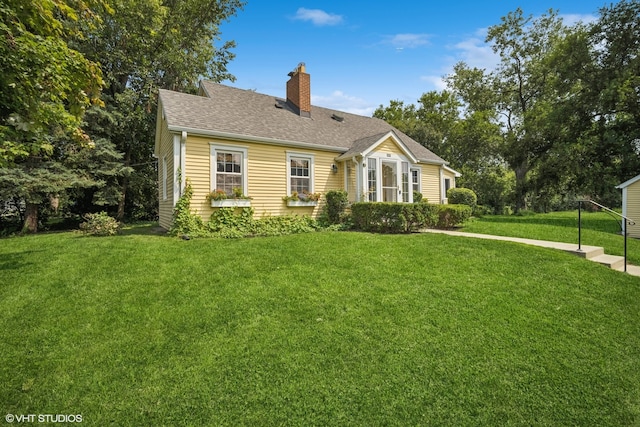 view of front of home featuring a front yard