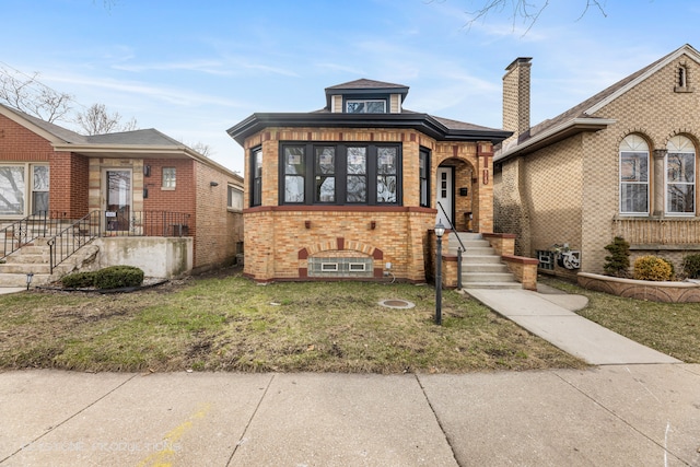 view of front of home featuring a front lawn