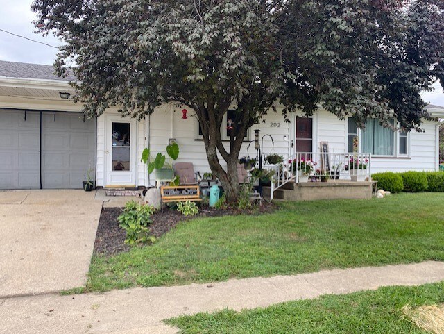 view of front facade featuring a garage and a front yard