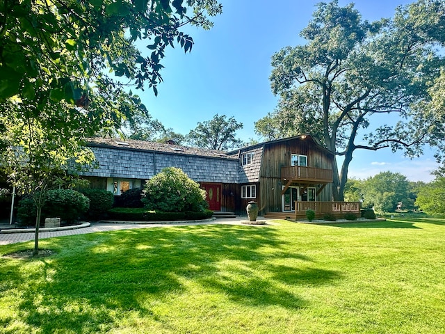 view of front of property with a front yard