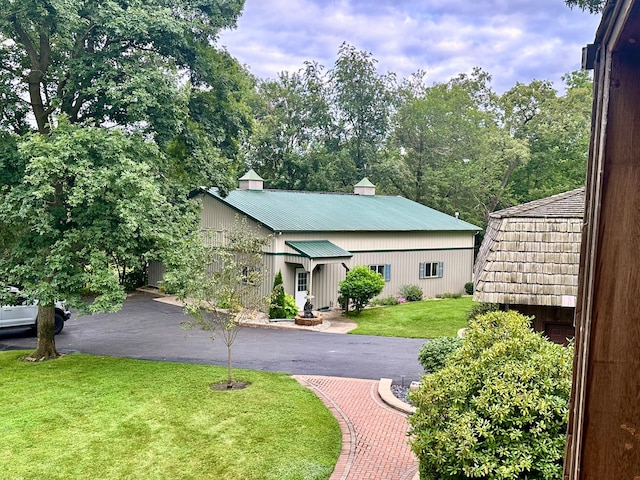 view of front of property featuring a front yard