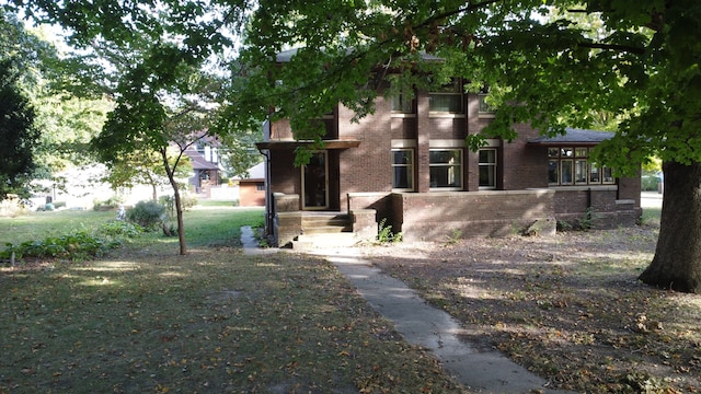 view of front of house with a front lawn