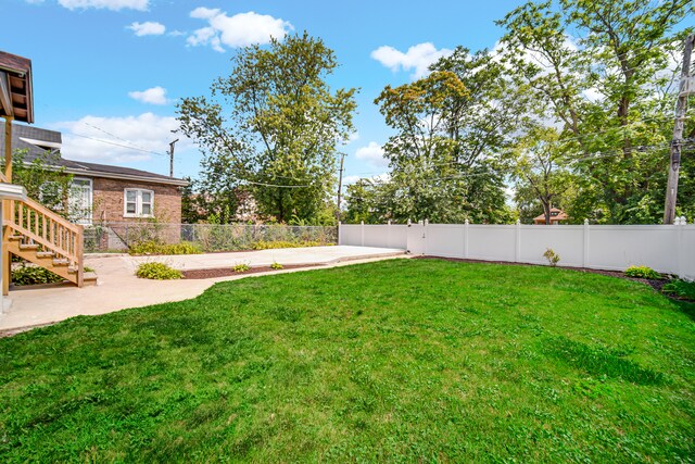 view of yard featuring a patio area