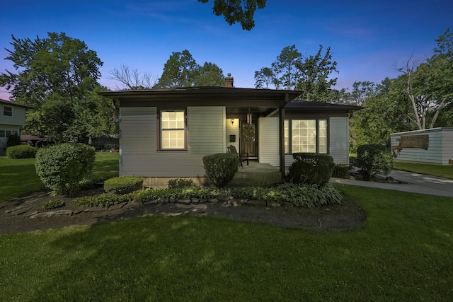 view of front of house featuring a lawn