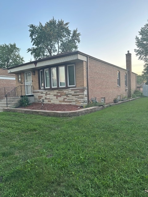 view of front facade featuring a front lawn