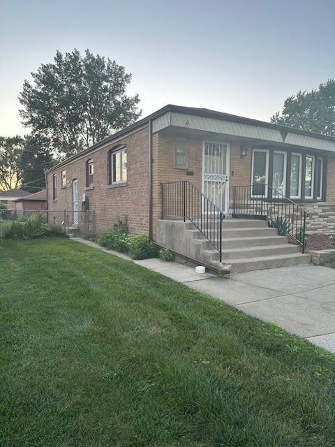 view of front facade with a front lawn