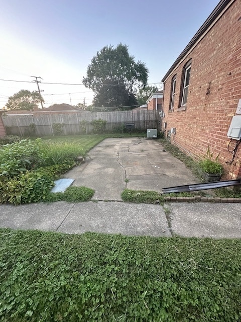 view of yard with a patio