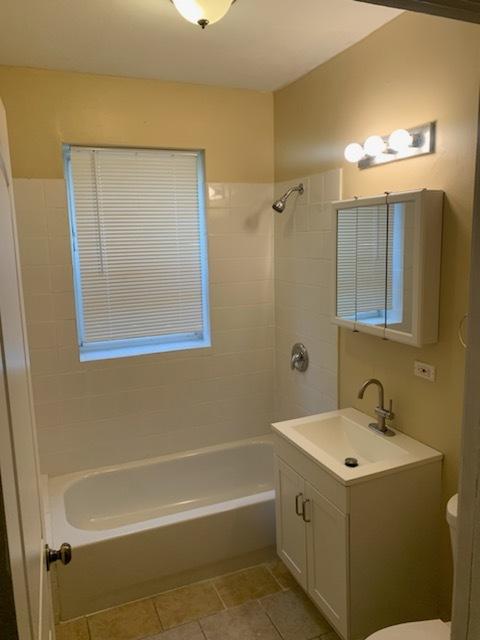 full bathroom with vanity, toilet, and tiled shower / bath