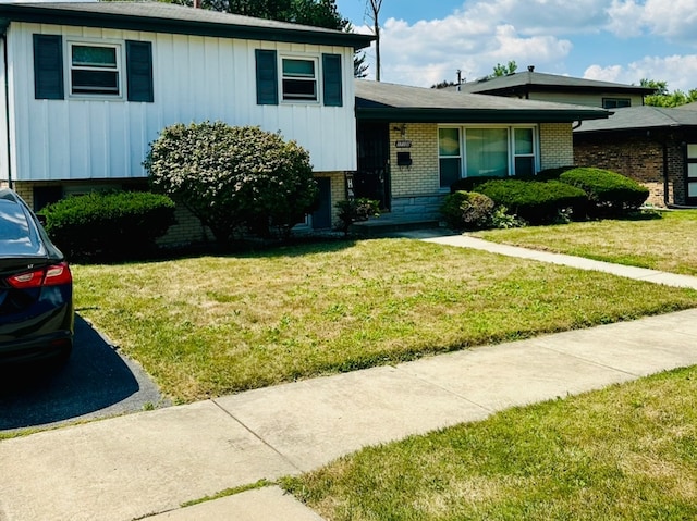 view of front of home featuring a front lawn