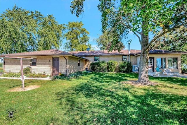 single story home featuring a front yard