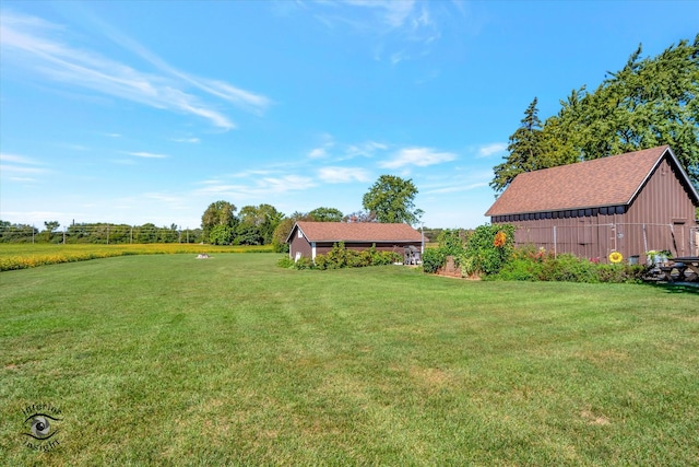 view of yard with an outbuilding