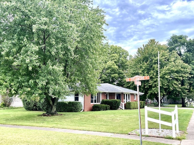 view of front of property featuring a front lawn