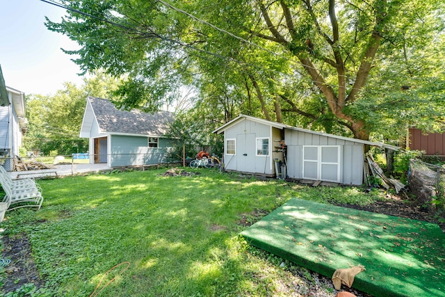 view of yard featuring a shed