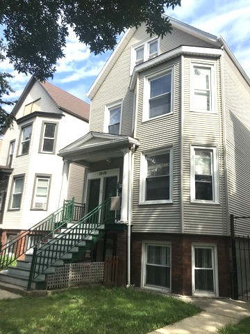 view of front of home featuring a front lawn