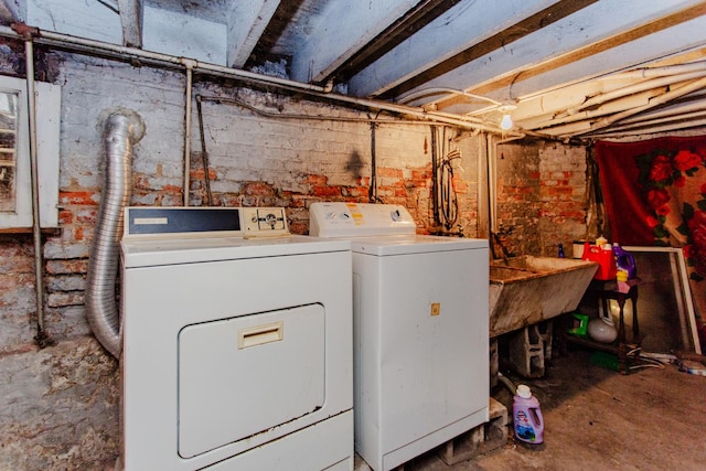 laundry area featuring sink and washer and clothes dryer