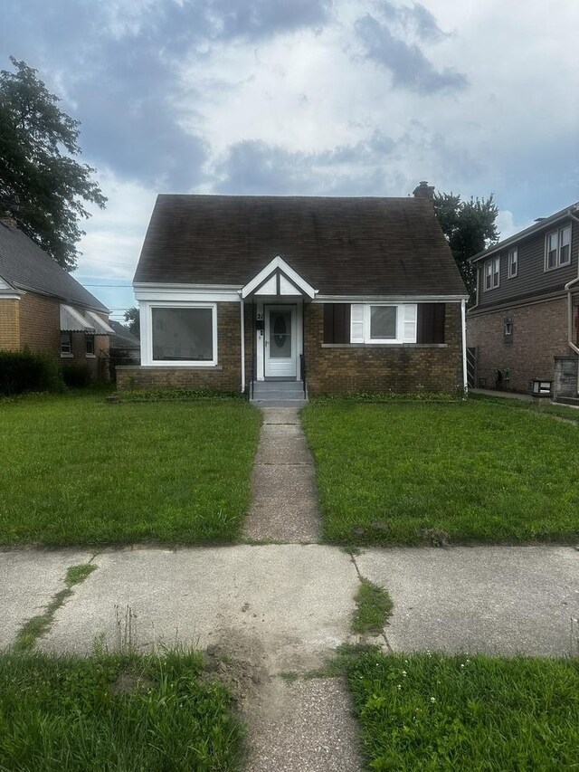 view of front of home featuring a front yard