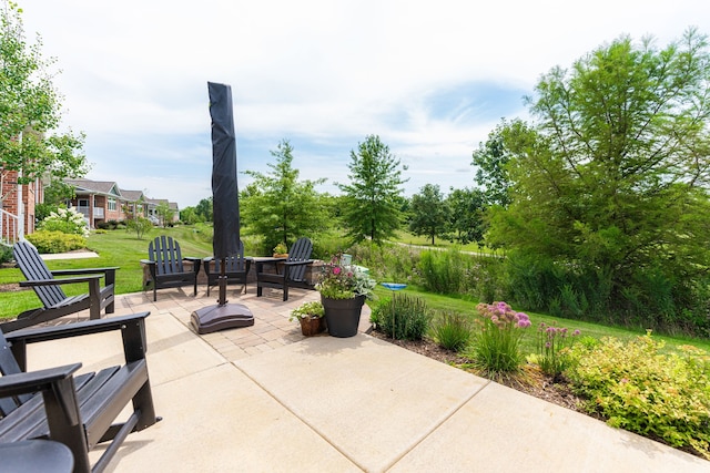 view of patio featuring an outdoor fire pit