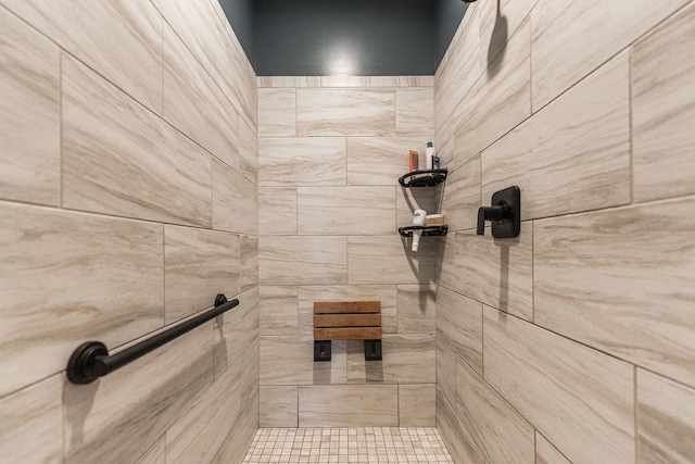 bathroom featuring a tile shower